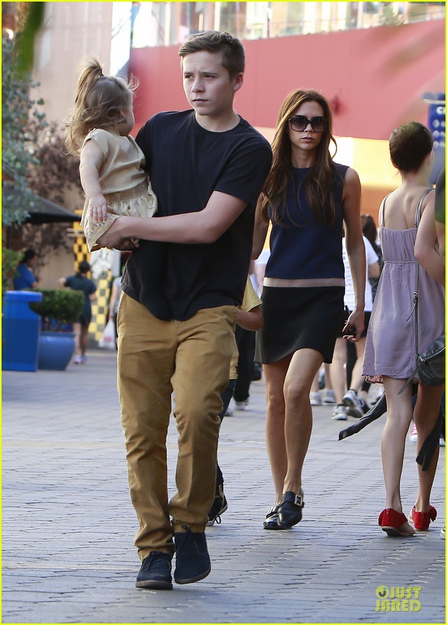 维多利亚带四个孩子出游 小七哈珀最受宠