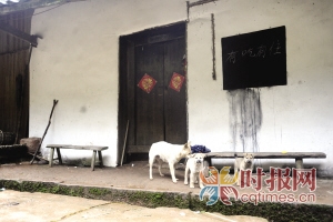 江津区中山镇，爱情天梯下，徐朝清老人的儿子刘明生开设的小客栈，门前悬挂的黑板上写着“有吃有住”专门方便去天梯感受爱情的游人