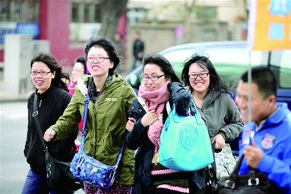 狂风冷雨速降8度 青岛一夜入冬