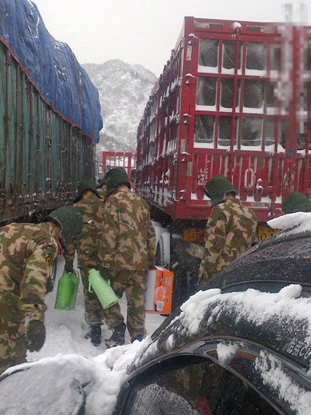北京大雪高速积雪严重致拥堵 武警给司机送饭