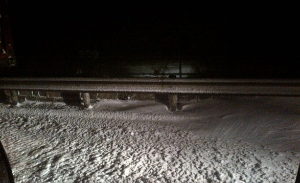 北京大雪高速积雪严重致拥堵 武警给司机送饭