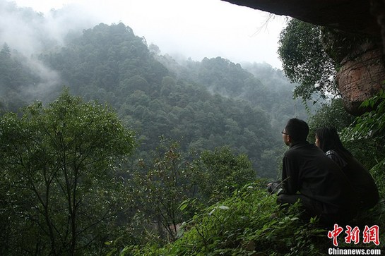 “爱情天梯”女主人公葬礼:白色玫瑰铺满天梯