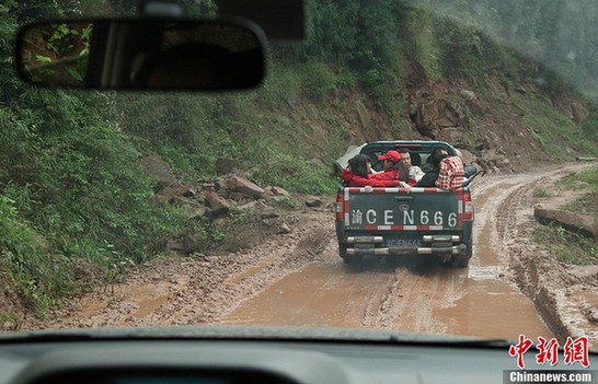 “爱情天梯”女主人公葬礼:白色玫瑰铺满天梯