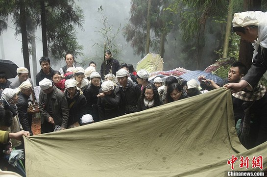 “爱情天梯”女主人公葬礼:白色玫瑰铺满天梯