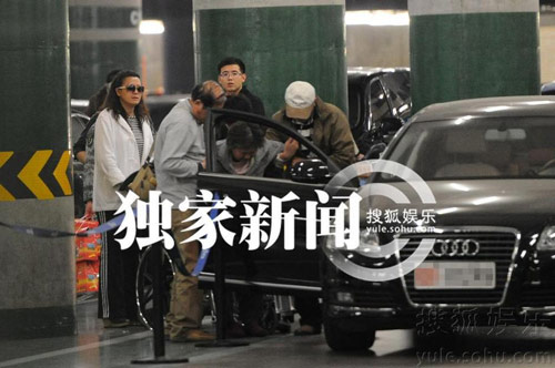 李幼斌开豪华军车显霸气
