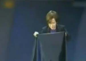 刘谦穿帮视频曝光 网友：最失败魔术(图)