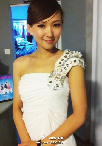 国足队长杜威主动示爱浙江美女主播亚丽 蜂腰长腿似侯佩岑