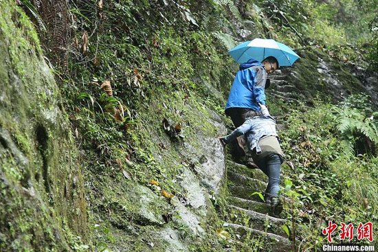 200人送别爱情天梯女主人公 撒万朵玫瑰(组图)