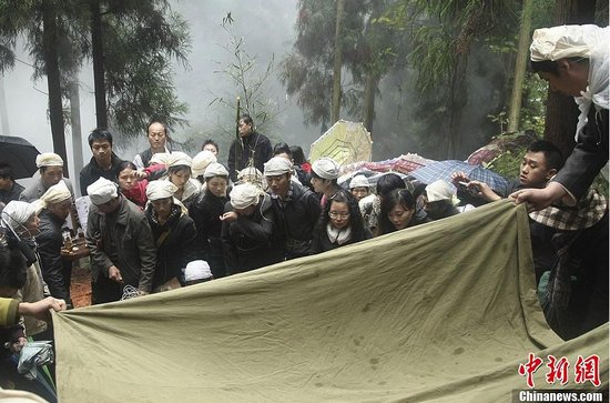 200人送别爱情天梯女主人公 撒万朵玫瑰(组图)