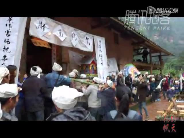 爱情天梯女主人下葬 6000级台阶铺满白玫瑰 爱情天梯女主人下葬 6000级台阶铺满白玫瑰