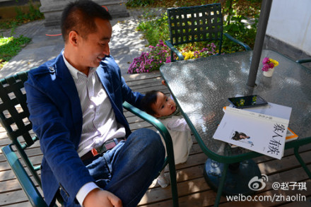 赵子琪变俏厨娘做饼干 女儿青橙吃饼干憨态可掬