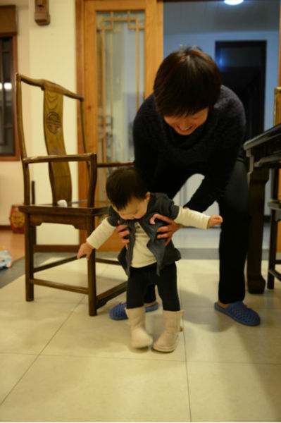 赵子琪带女儿秋游