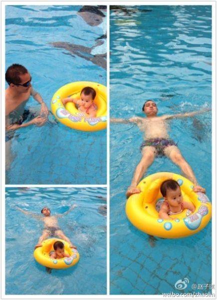 路金波与女儿温馨游泳照
