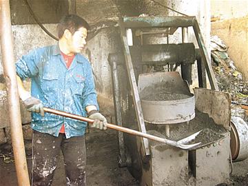 青岛最后的煤店:门店安居一隅 拉煤人一身粗布穿行喧嚣