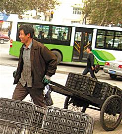 青岛最后的煤店:门店安居一隅 拉煤人一身粗布穿行喧嚣