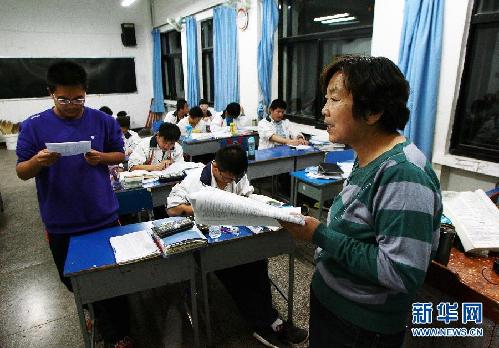 （十八大代表风采录·图文互动）（3）不让一个学生掉队——记甘肃省嘉峪关市酒钢三中教师闫桂珍