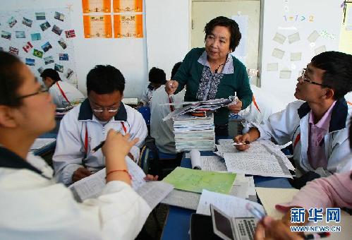 （十八大代表风采录·图文互动）（2）不让一个学生掉队——记甘肃省嘉峪关市酒钢三中教师闫桂珍