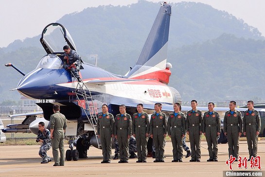 中国八一飞行表演队将驾歼10战机飞行展示