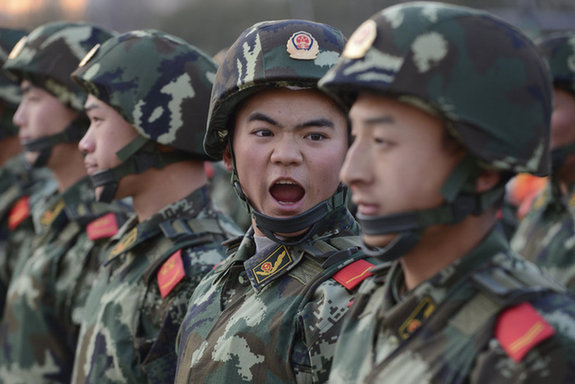 武警街头武装巡逻:巡逻车清一色是勇士