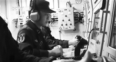 舰艇编队打开强电磁干扰设备，抑制电磁攻击。