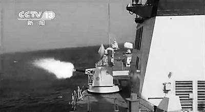 舰上主炮射击目标。