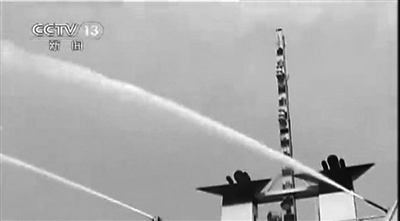 救援群为舰艇灭火。