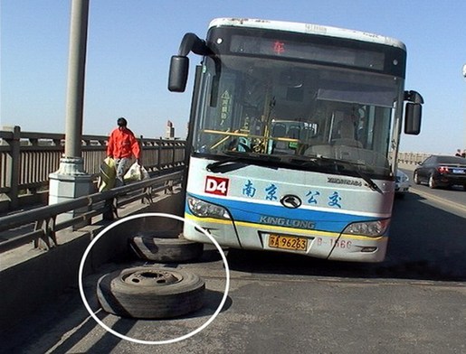 公交车行驶中跑掉两轮胎 满车乘客惊魂