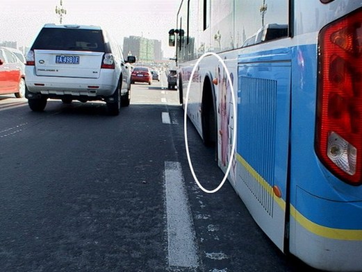 公交车行驶中跑掉两轮胎 满车乘客惊魂