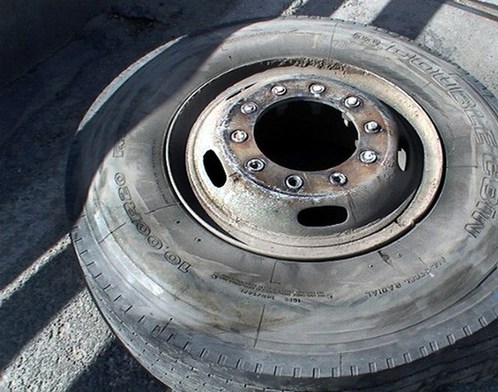 公交车行驶中跑掉两轮胎 满车乘客惊魂