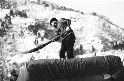 京藏高速昨晚恢复通车 滞留车辆大部分已撤离