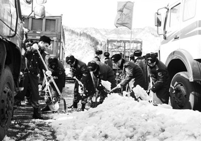 京藏高速昨晚恢复通车 滞留车辆大部分已撤离