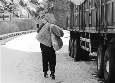 京藏高速昨晚恢复通车 滞留车辆大部分已撤离