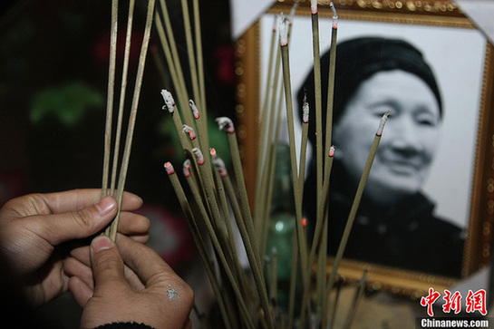 “爱情天梯”女主人公葬礼:白色玫瑰铺满天梯 “爱情天梯”女主人公葬礼:白色玫瑰铺满天梯