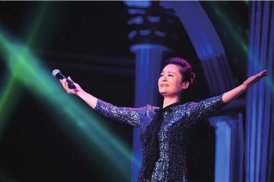 昔日红歌星引周立波落泪