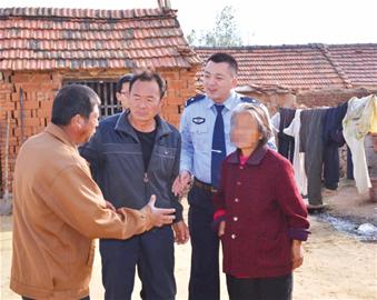 72岁老太夜行百里到日照看海 海边瑟瑟发抖