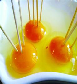 脑黄金鸡蛋4元1个直接生吃 五彩蛋最贵6元1个