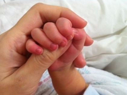 孙燕姿与爱子温馨牵手照