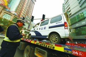 甘肃兰州11辆警车违法乱停被拖离(图)