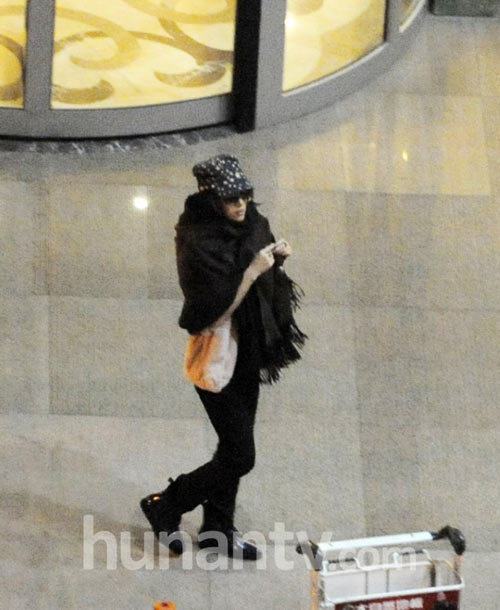 章子怡潮装现身携助理回京 吃饭玩自拍吃相不雅