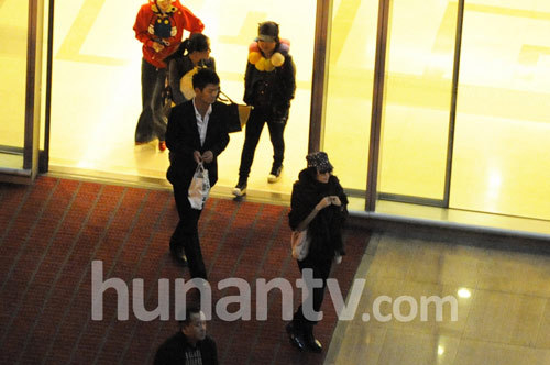 章子怡潮装现身携助理回京 吃饭玩自拍吃相不雅