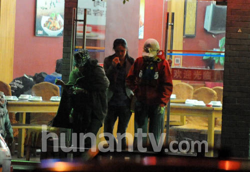 章子怡潮装现身携助理回京 吃饭玩自拍吃相不雅