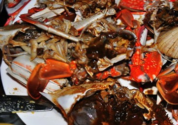 活蟹蒸熟肉似淤泥 疑青岛不良商贩注淤泥增重