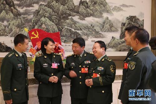 （十八大）出席十八大的解放军和武警代表陆续抵京