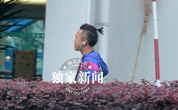 邓超扎小辫大学校园打篮球