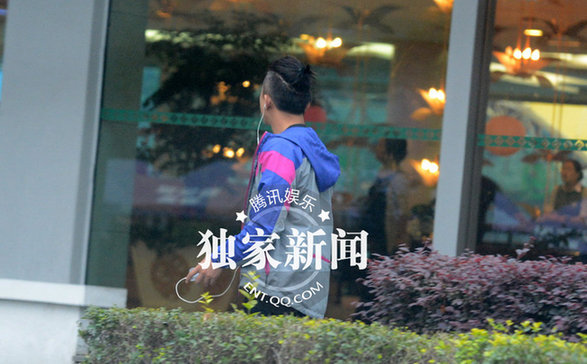 邓超扎小辫大学校园打篮球