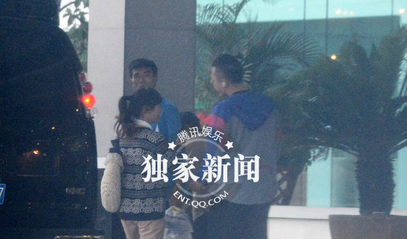 邓超扎小辫大学校园打篮球