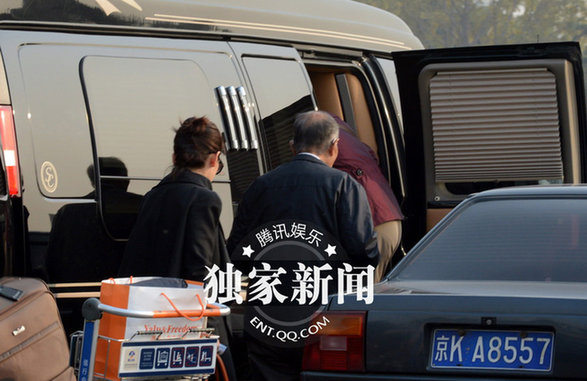 秦海璐带父母回京 疑似商讨婚姻大事