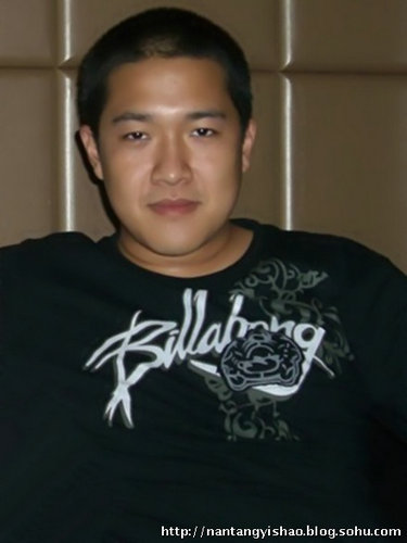 52岁吕丽萍23岁儿子近照曝光 外形像前夫张丰毅