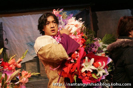 52岁吕丽萍23岁儿子近照曝光 外形像前夫张丰毅