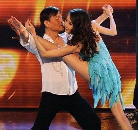 萧蔷劈腿下身一览无遗